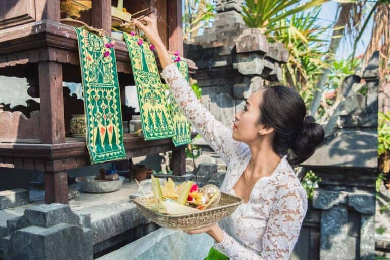 Img Balinese Woman Canang Sari