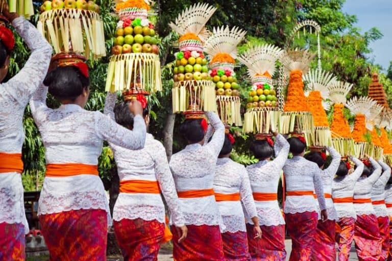 Img Balinese Women In Traditional Costumes