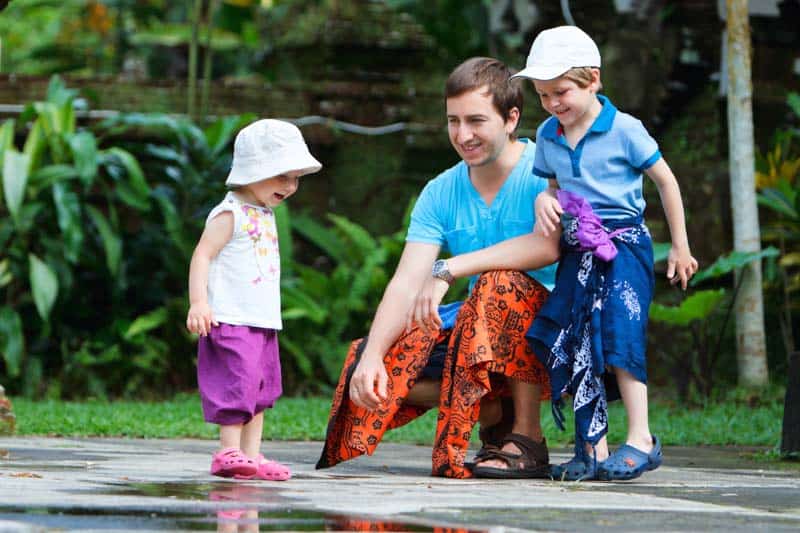 img_father-and-two-kids-bali-temple