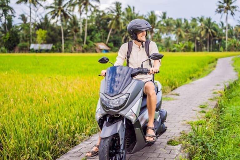 img_male-traveler-on-a-bike_tourist-travels-to-bali