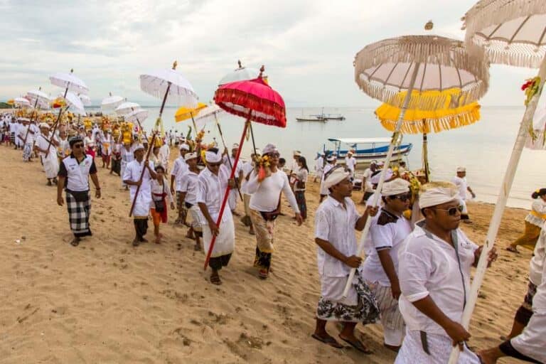 img_people-during-melasti-ritual
