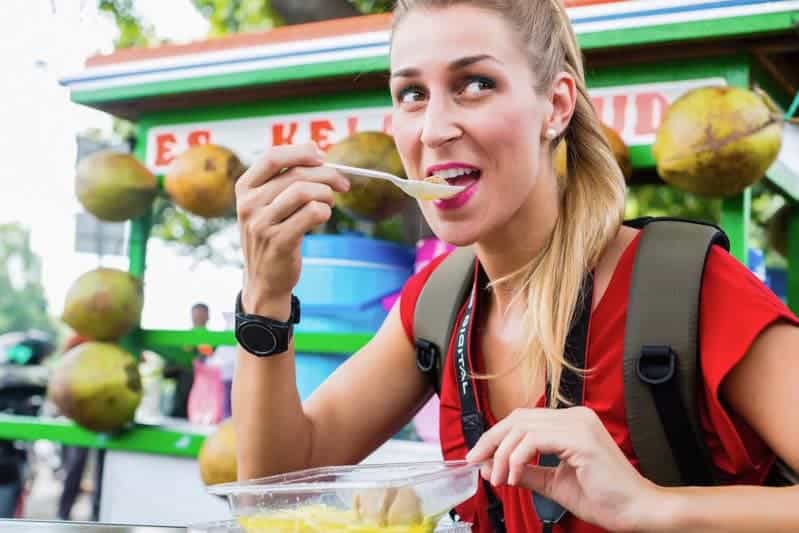 Img Tourist Eating Food Street Vendor