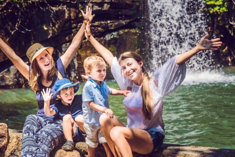 Img tourist women and children