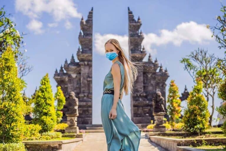img_young-woman-tourist-wearing-mask
